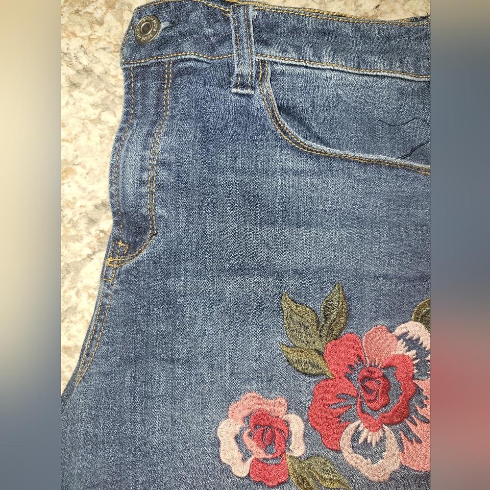 Embroidered Denim Shorts With Stretch Size 10 ❤️ - Picture 3 of 5